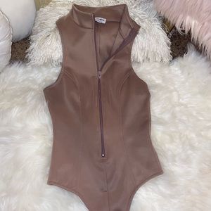Zip up Fashion nova bodysuit